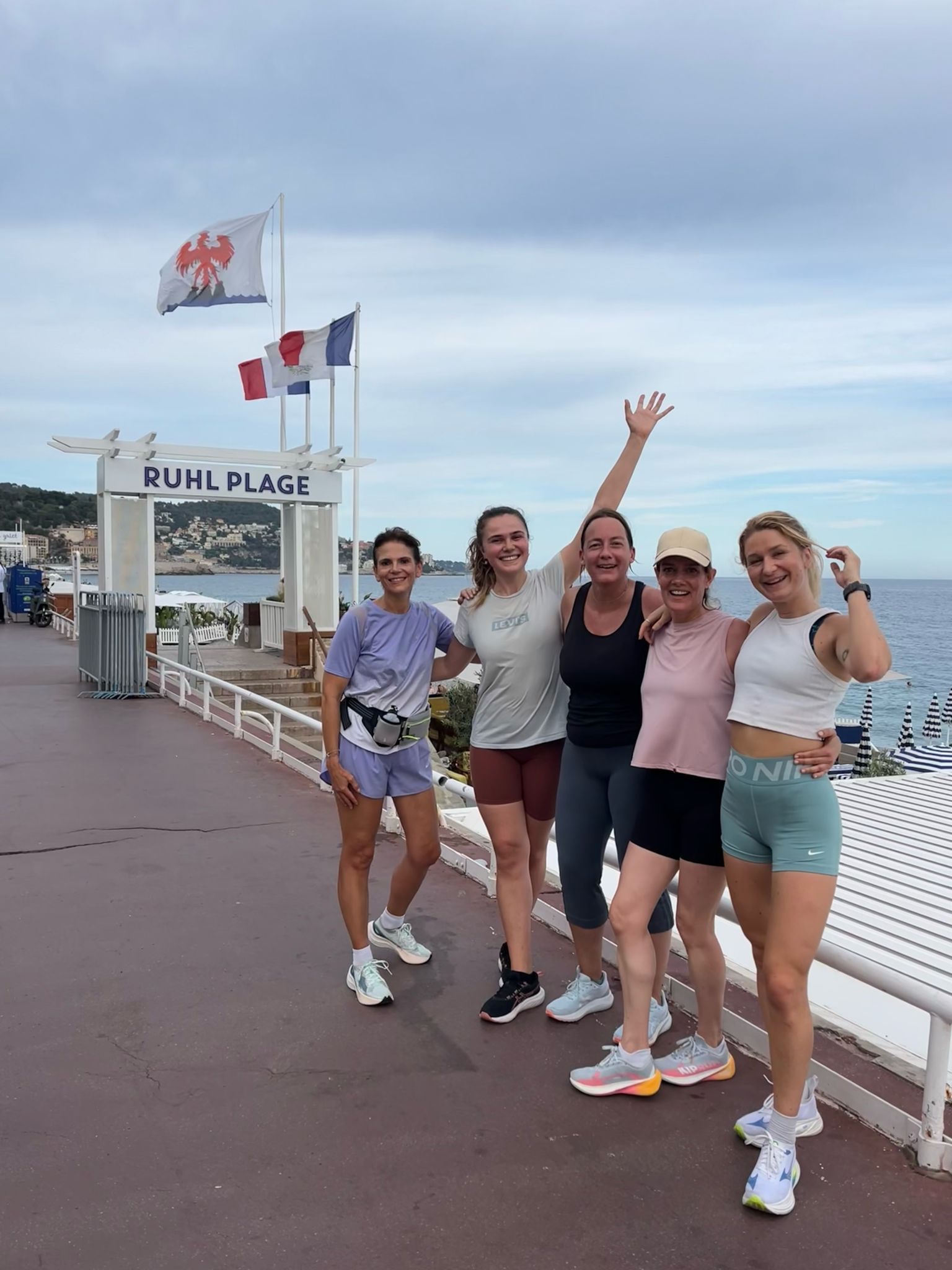 Les membres du Good Running Club réunis sur la Promenade des Anglais à Nice